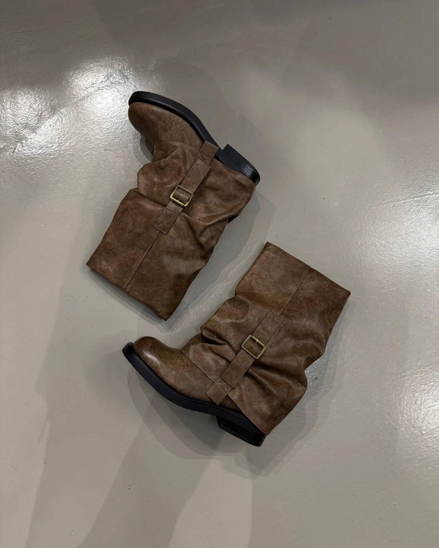 Stivale basso marrone con fibbie laterali