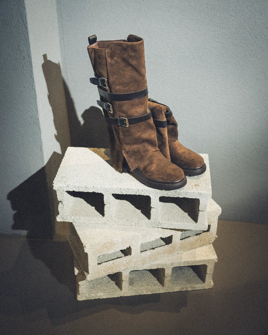 Stivale camoscio alto con cinture laterali