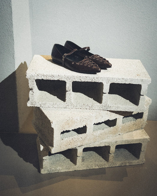 Ballerina marrone a punta con stringhe