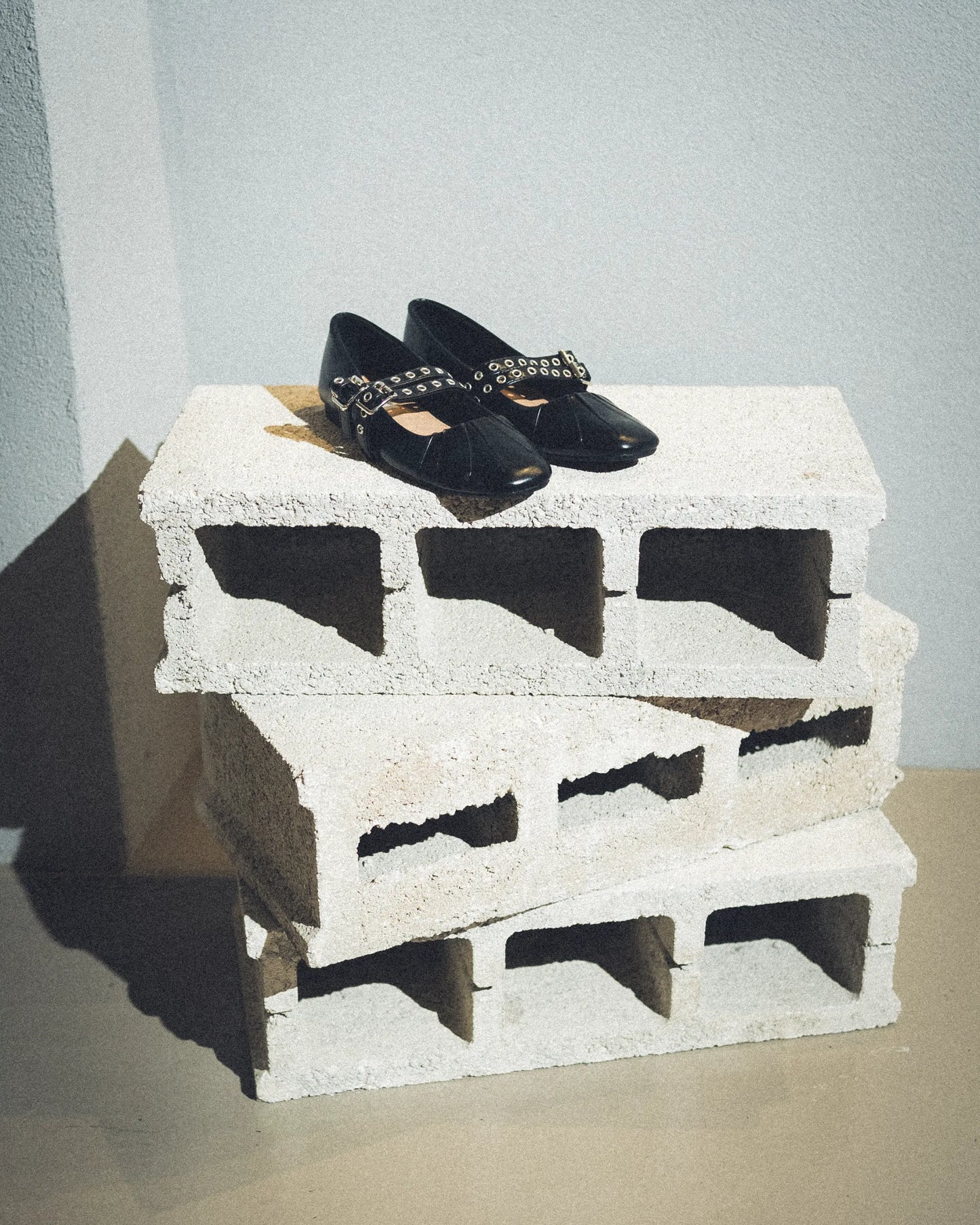 Ballerina nera due cinturini con punta quadrata